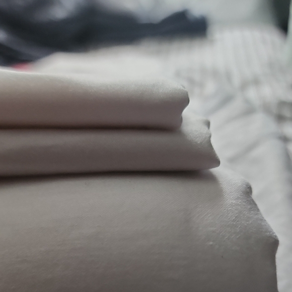 Elegant White and Red Bedding Sheet Set - Picture 5 of 8